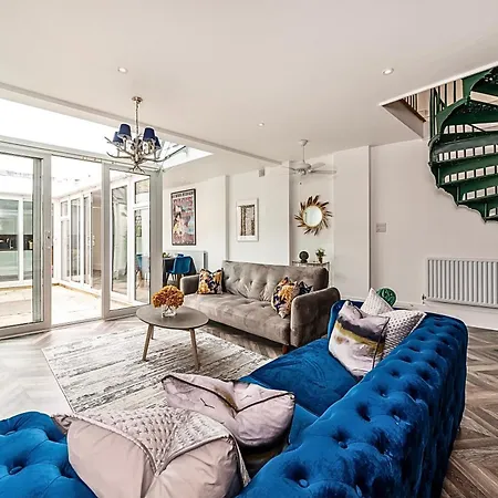 Secret Kensington Garden Mews: Spacious 2-bedroom House With Private Patio