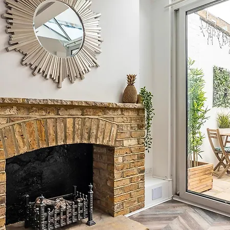 Secret Kensington Garden Mews: Spacious 2-bedroom House With Private Patio Holiday home *
