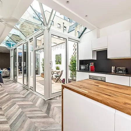 Holiday home Secret Kensington Garden Mews: Spacious 2-bedroom House With Private Patio London