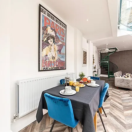 The Secret Kensington Garden Mews-2 Bedroom Full House-2 Train Lines- Spacious-kings Road- Harrods -chelsea Stadium-private Small Patio Сasa de vacaciones Londres