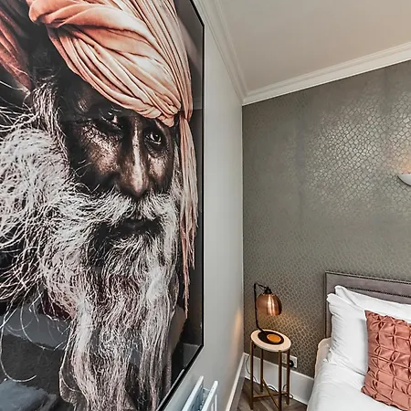 Secret Kensington Garden Mews: Spacious 2-bedroom House With Private Patio Holiday home