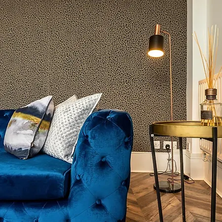 Secret Kensington Garden Mews: Spacious 2-bedroom House With Private Patio *