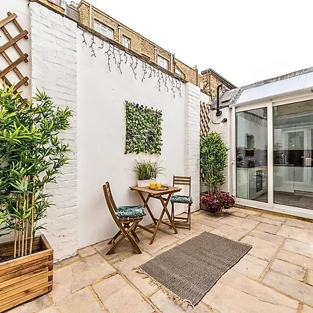 Secret Kensington Garden Mews: Spacious 2-bedroom House With Private Patio * London