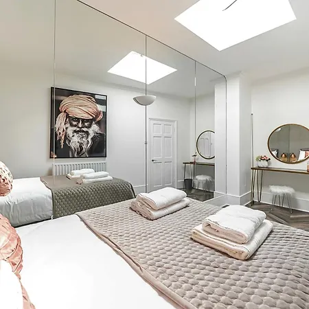 Holiday home Secret Kensington Garden Mews: Spacious 2-bedroom House With Private Patio