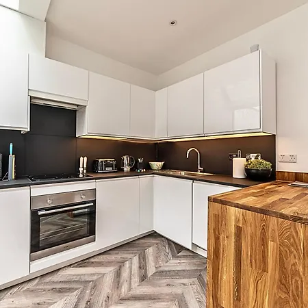 Secret Kensington Garden Mews: Spacious 2-bedroom House With Private Patio Holiday home London
