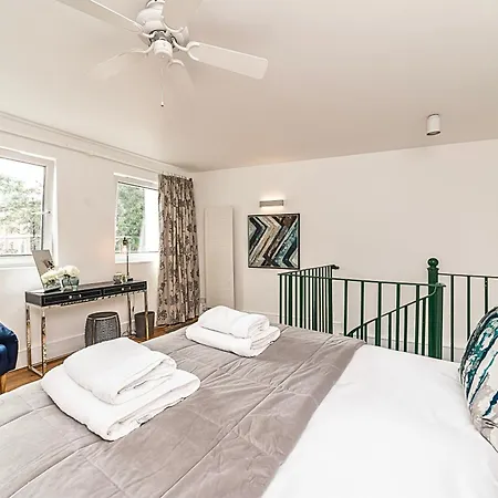 Secret Kensington Garden Mews: Spacious 2-bedroom House With Private Patio Holiday home *