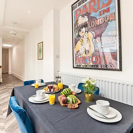 Holiday home Secret Kensington Garden Mews: Spacious 2-bedroom House With Private Patio London