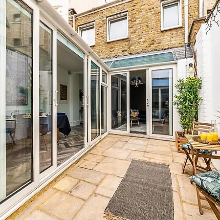 Secret Kensington Garden Mews: Spacious 2-bedroom House With Private Patio Holiday home *