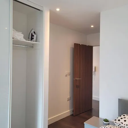 Brand New 20 Mins From Waterloo Bp34 *