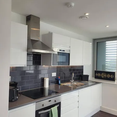 Brand New 20 Mins From Waterloo Bp34 Apartment London