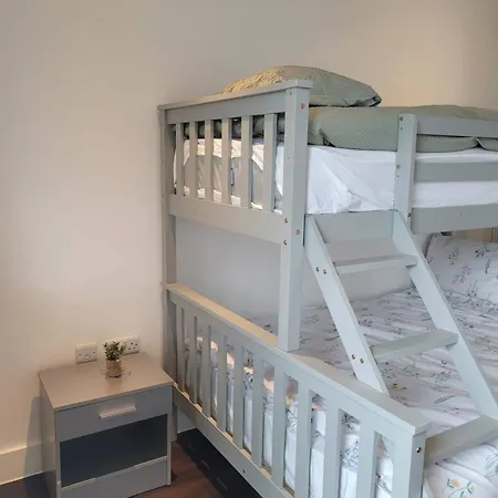 Brand New 20 Mins From Waterloo Bp34 * London