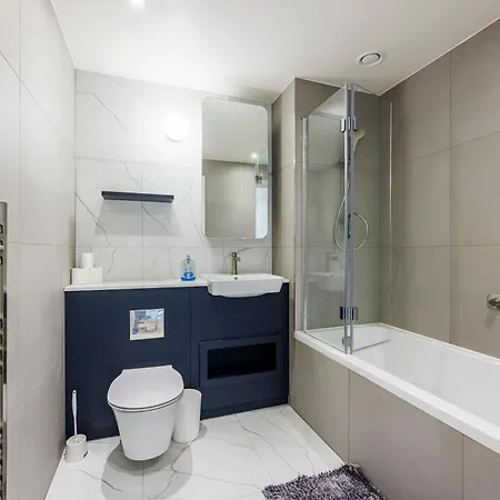 2&3 Bedrooms Near Excel - Modern Spacious For Larger Groups *