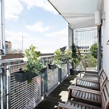 Modern 2 Bed W Balcony In * London