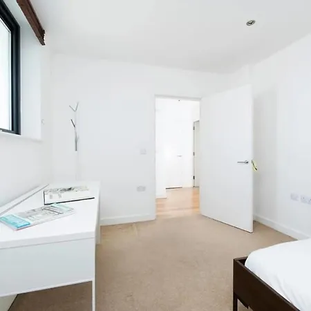 Modern 2 Bed W Balcony In Apartment