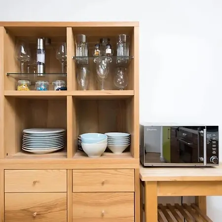 Modern 2 Bed W Balcony In Apartment *
