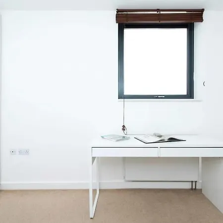 Apartment Modern 2 Bed W Balcony In London