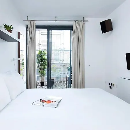 Modern 2 Bed W Balcony In * London