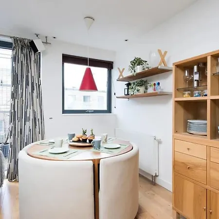 Modern 2 Bed W Balcony In Apartment London