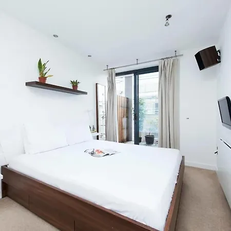 Modern 2 Bed W Balcony In London