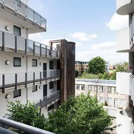 Modern 2 Bed W Balcony In Apartment
