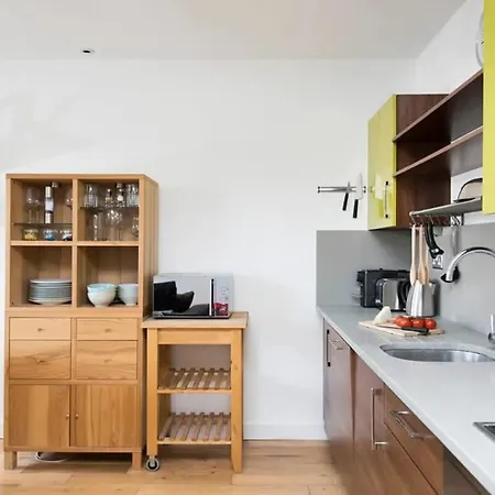 Apartment Modern 2 Bed W Balcony In *