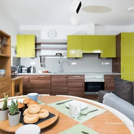 Modern 2 Bed W Balcony In Apartment *