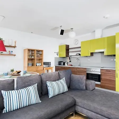 Modern 2 Bed W Balcony In * London