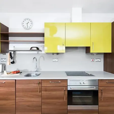 Apartment Modern 2 Bed W Balcony In