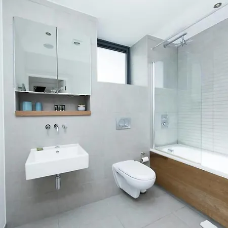 Modern 2 Bed W Balcony In Apartment London