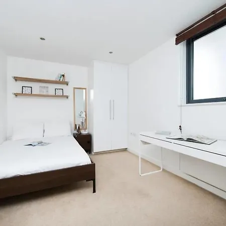 Modern 2 Bed W Balcony In London
