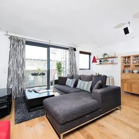 Apartment Modern 2 Bed W Balcony In *