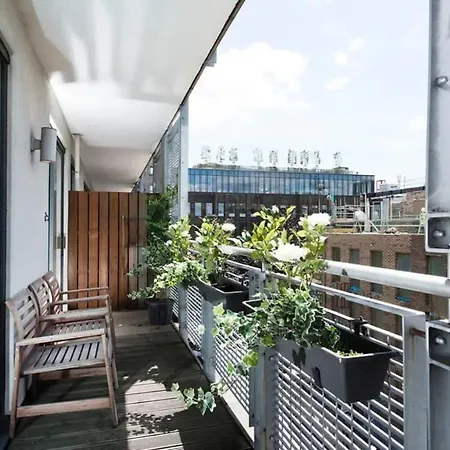 Modern 2 Bed W Balcony In
