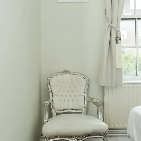 Convenient 2 Bedroom In Waterloo Apartment London
