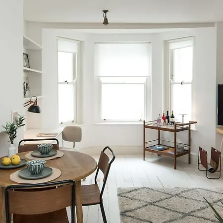 Apartment Charming 2-bed Flat In The Heart Of Nottinghill - Steps From Portobello Rd Market And Nottinghill Bookshop *