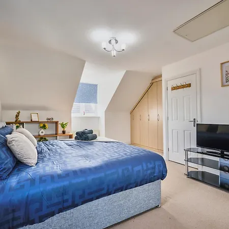 Cherish Spacious & Amazing 3 Bed House In Hayes & Heathrow *