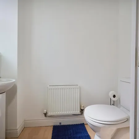 Cherish Spacious & Amazing 3 Bed House In Hayes & Heathrow Apartment