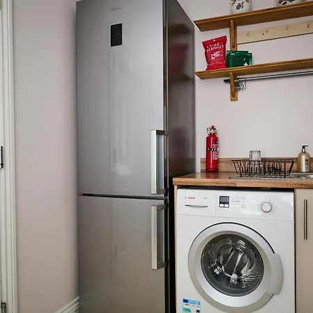 Cherish Spacious & Amazing 3 Bed House In Hayes & Heathrow Apartment *