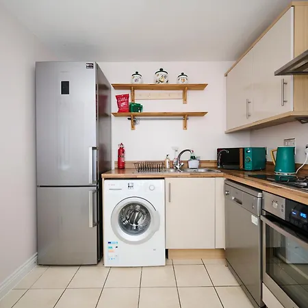 Apartment Cherish Spacious & Amazing 3 Bed House In Hayes & Heathrow *