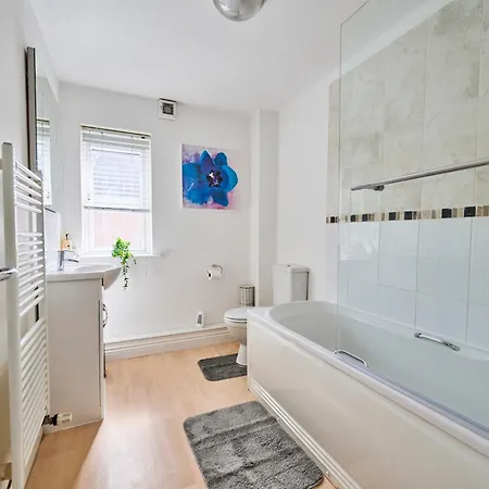 Cherish Spacious & Amazing 3 Bed House In Hayes & Heathrow