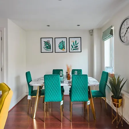Cherish Spacious & Amazing 3 Bed House In Hayes & Heathrow * West Drayton (Middlesex)
