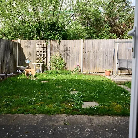 Cherish Spacious & Amazing 3 Bed House In Hayes & Heathrow Apartment *