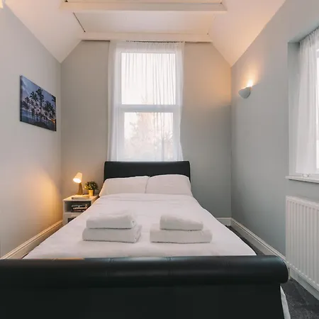Modern Flat By The Underground. * London