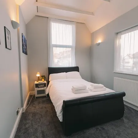 Modern Flat By The Underground. Apartment