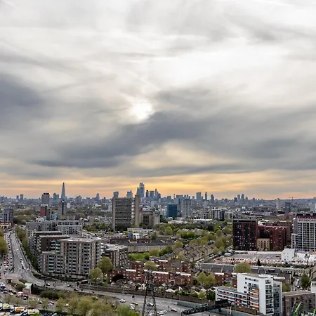 Luxury & Spacious 2 Bedroom Apt With City Views