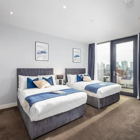Luxury & Spacious 2 Bedroom Apt With City Views Apartment