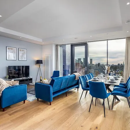Luxury & Spacious 2 Bedroom Apt With City Views