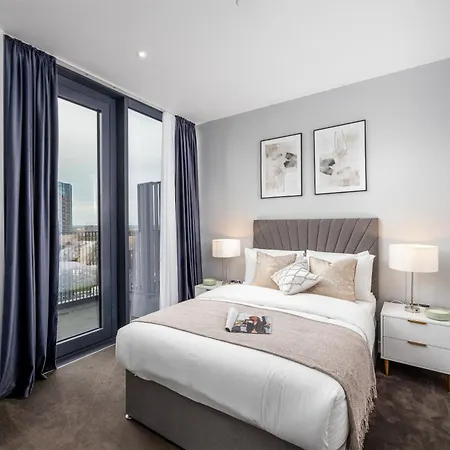 Luxury & Spacious 2 Bedroom Apt With City Views Apartment