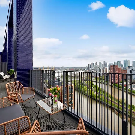Luxury & Spacious 2 Bedroom Apt With City Views Apartment