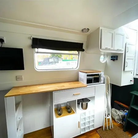 Executive Houseboat In Little Venice London