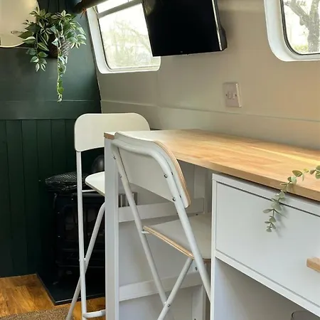 Executive Houseboat In Little Venice